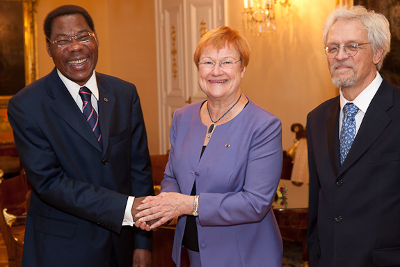 Beninin presidentti Boni Yayi, tasavallan presidentti Tarja Halonen ja tohtori Pentti Arajärvi. Copyright © Tasavallan presidentin kanslia